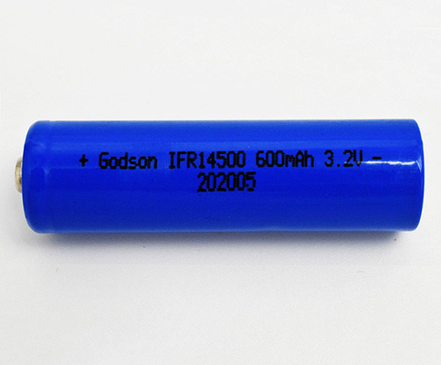 Accendendo una batteria ricaricabile 14500 LiFePO4 da 3,2 volt rispettosa dell'ambiente