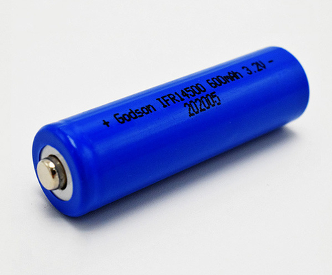 Accendendo una batteria ricaricabile 14500 LiFePO4 da 3,2 volt rispettosa dell'ambiente