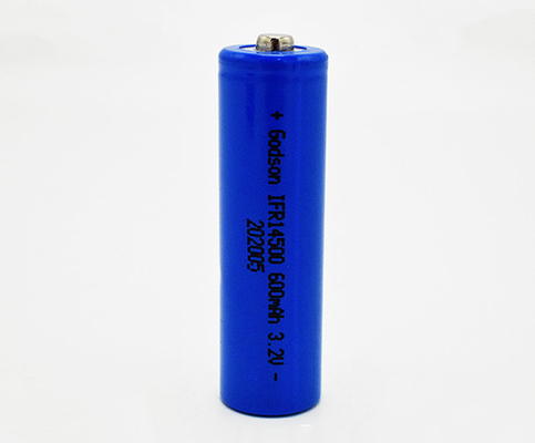 Accendendo una batteria ricaricabile 14500 LiFePO4 da 3,2 volt rispettosa dell'ambiente