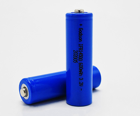 Accendendo una batteria ricaricabile 14500 LiFePO4 da 3,2 volt rispettosa dell'ambiente